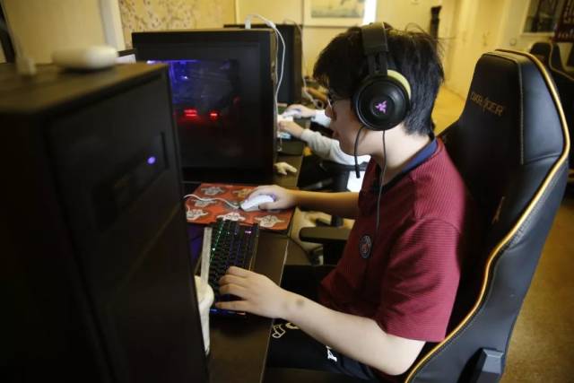 键盘冒奶？外媒排S11最强战队，LPL四队全上榜